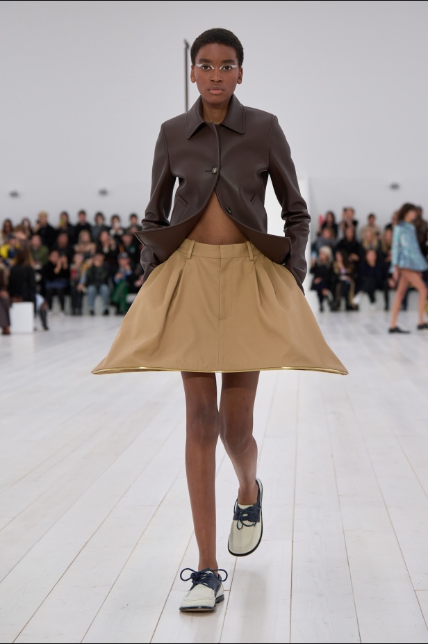 مجموعة Loewe تعريف للأناقة الكامنة في الاختزال 