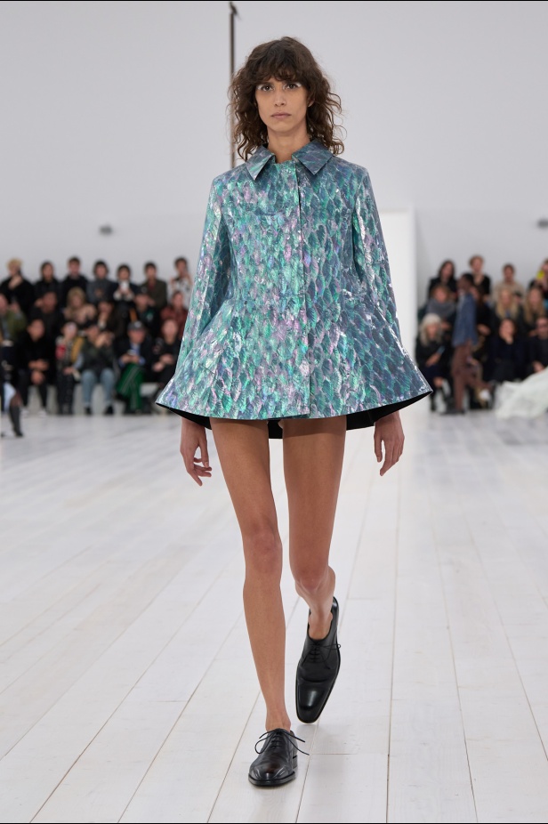 مجموعة Loewe تعريف للأناقة الكامنة في الاختزال 