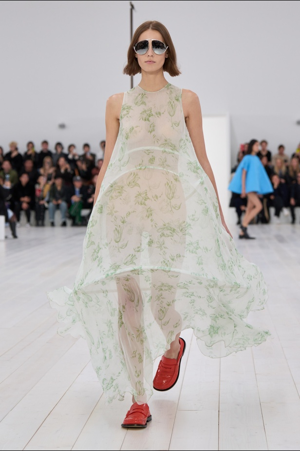 مجموعة Loewe تعريف للأناقة الكامنة في الاختزال 