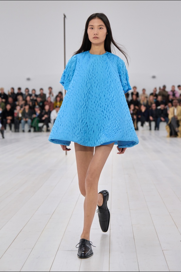 مجموعة Loewe تعريف للأناقة الكامنة في الاختزال 