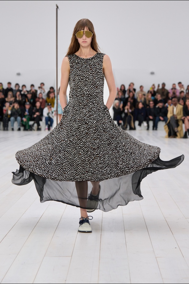 مجموعة Loewe تعريف للأناقة الكامنة في الاختزال 