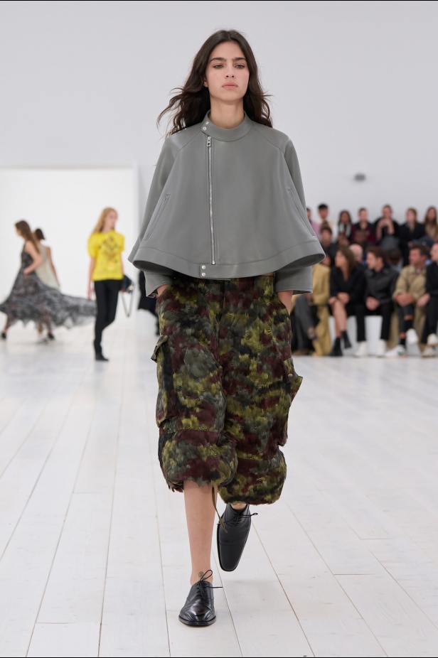 مجموعة Loewe تعريف للأناقة الكامنة في الاختزال 