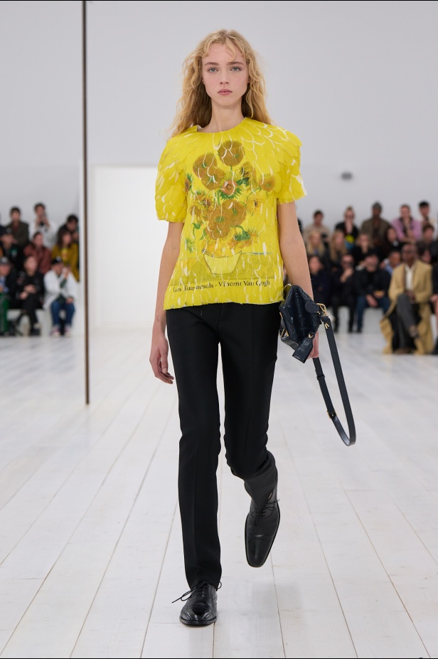 مجموعة Loewe تعريف للأناقة الكامنة في الاختزال 