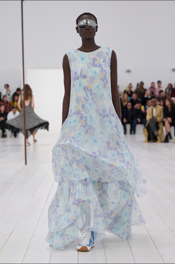 مجموعة Loewe تعريف للأناقة الكامنة في الاختزال 