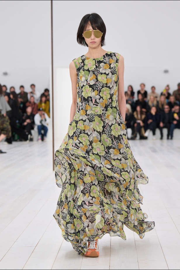 مجموعة Loewe تعريف للأناقة الكامنة في الاختزال 