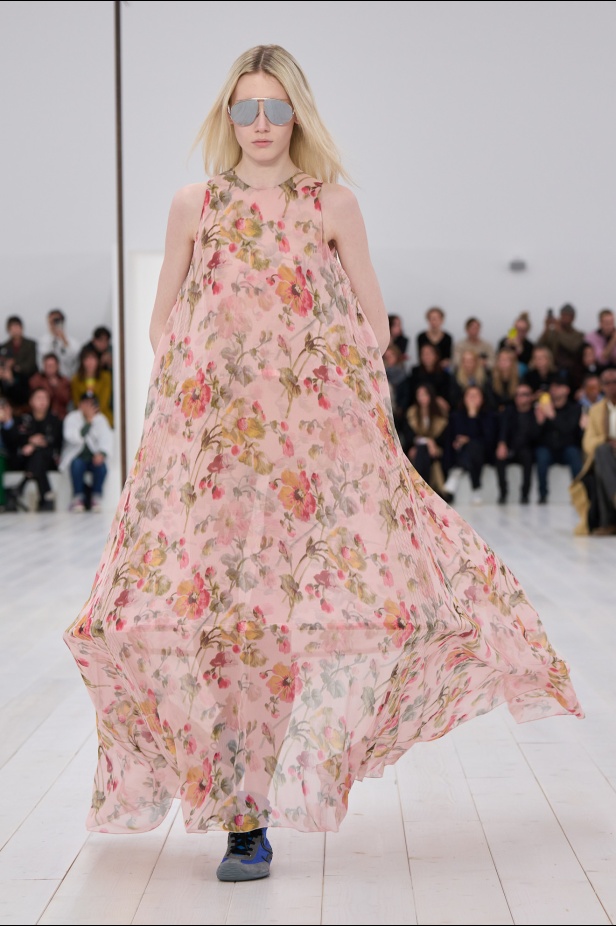 مجموعة Loewe تعريف للأناقة الكامنة في الاختزال 