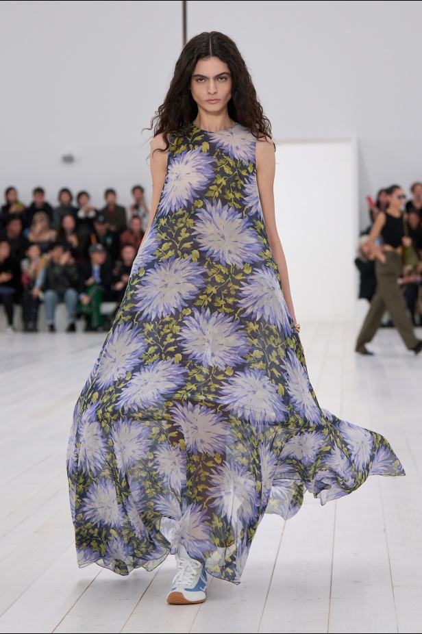 مجموعة Loewe تعريف للأناقة الكامنة في الاختزال 