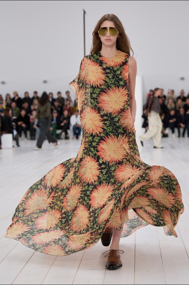 مجموعة Loewe تعريف للأناقة الكامنة في الاختزال 