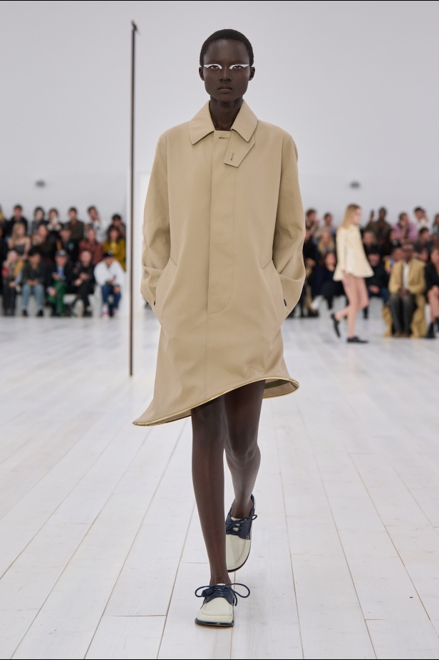 مجموعة Loewe تعريف للأناقة الكامنة في الاختزال 