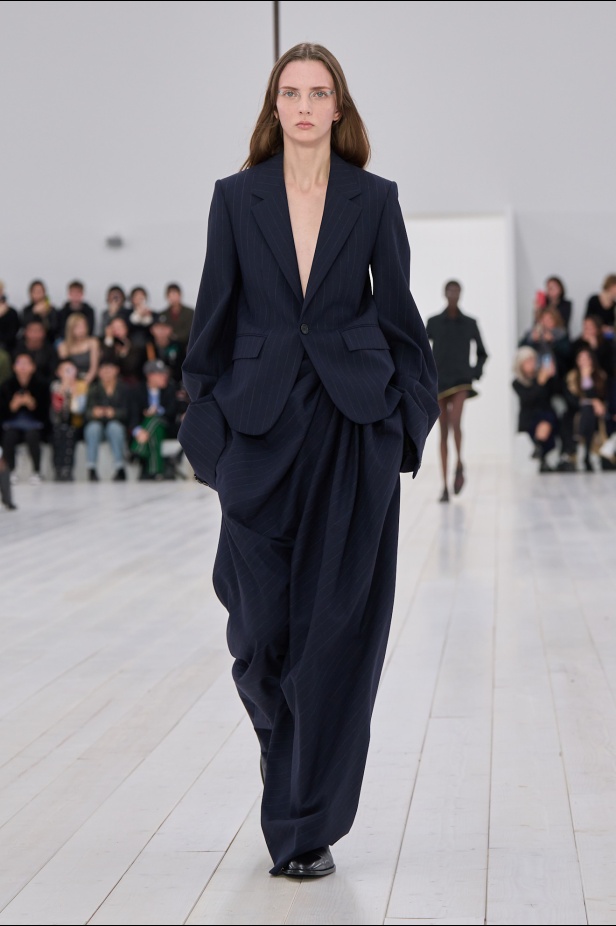 مجموعة Loewe تعريف للأناقة الكامنة في الاختزال 