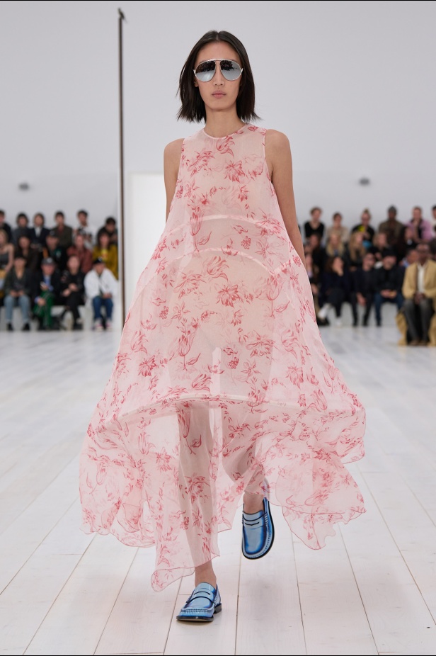 مجموعة Loewe تعريف للأناقة الكامنة في الاختزال 