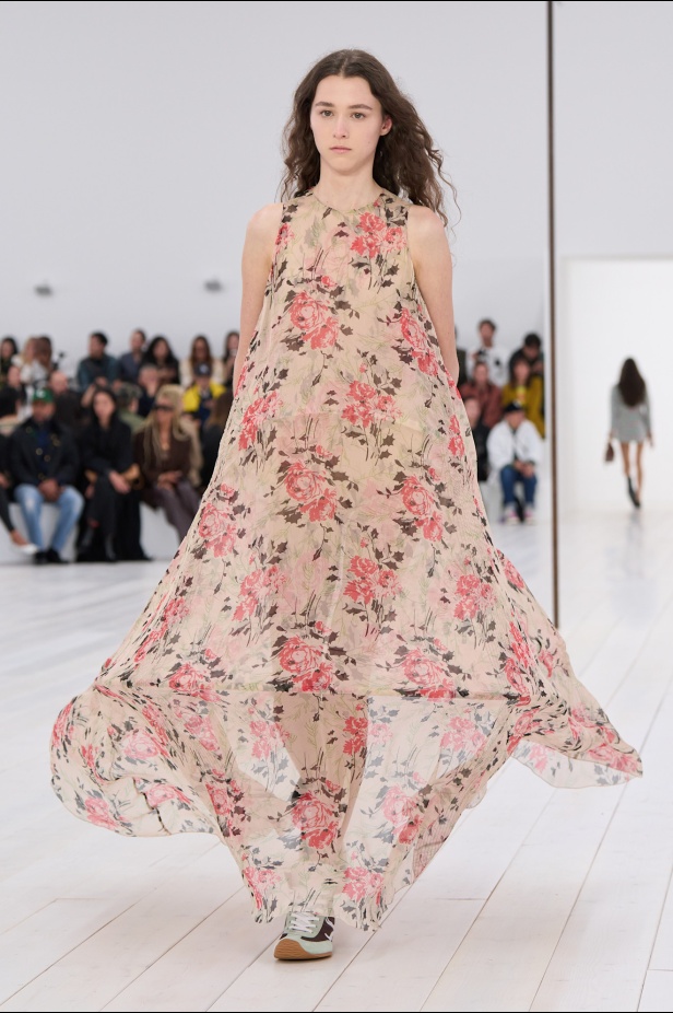 مجموعة Loewe تعريف للأناقة الكامنة في الاختزال 