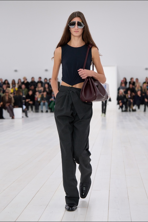 مجموعة Loewe تعريف للأناقة الكامنة في الاختزال 