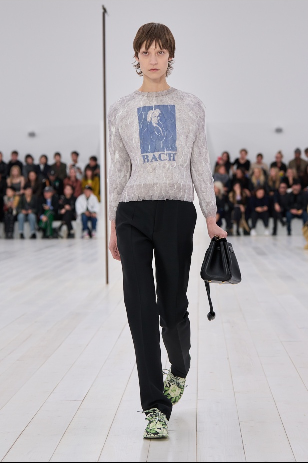 مجموعة Loewe تعريف للأناقة الكامنة في الاختزال 