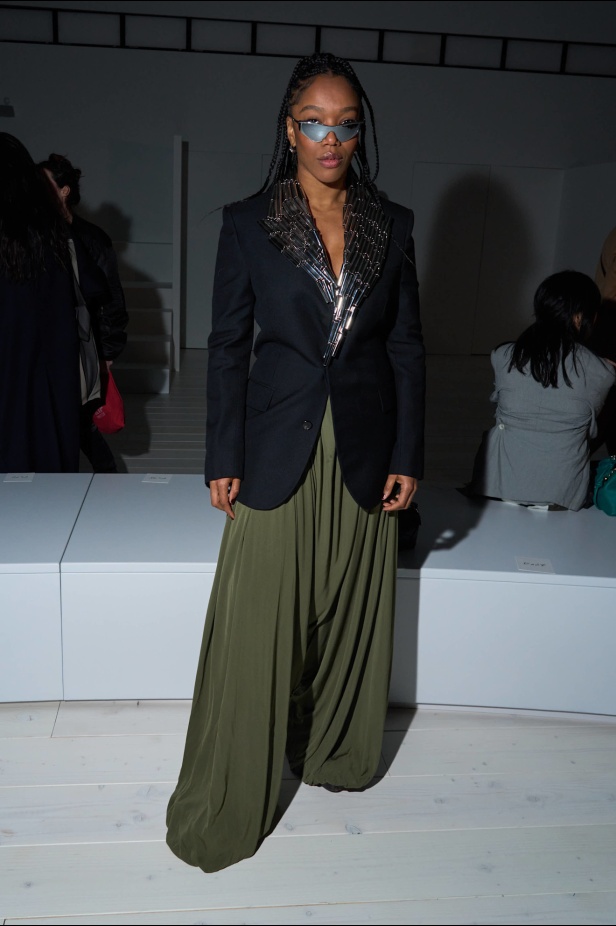 مجموعة Loewe تعريف للأناقة الكامنة في الاختزال 