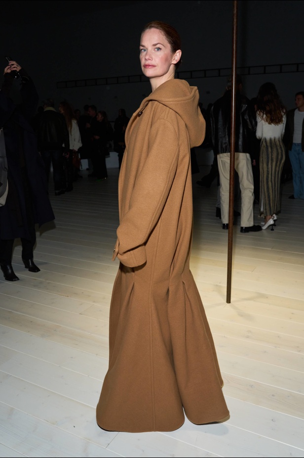 مجموعة Loewe تعريف للأناقة الكامنة في الاختزال 