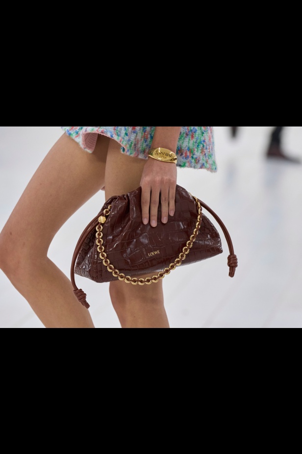 مجموعة Loewe تعريف للأناقة الكامنة في الاختزال 