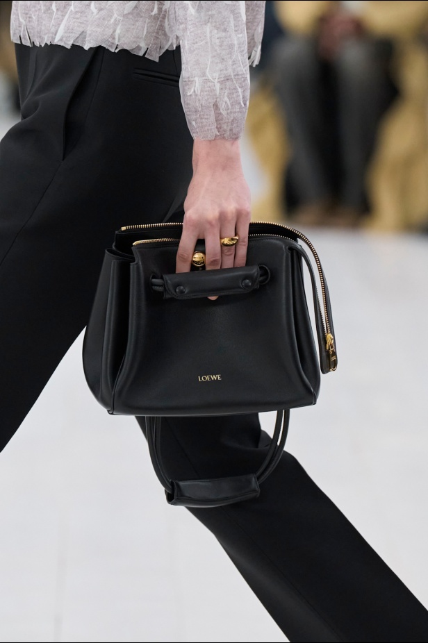 مجموعة Loewe تعريف للأناقة الكامنة في الاختزال 