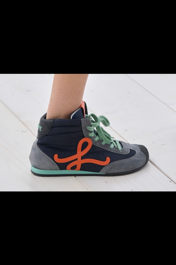 مجموعة Loewe تعريف للأناقة الكامنة في الاختزال 