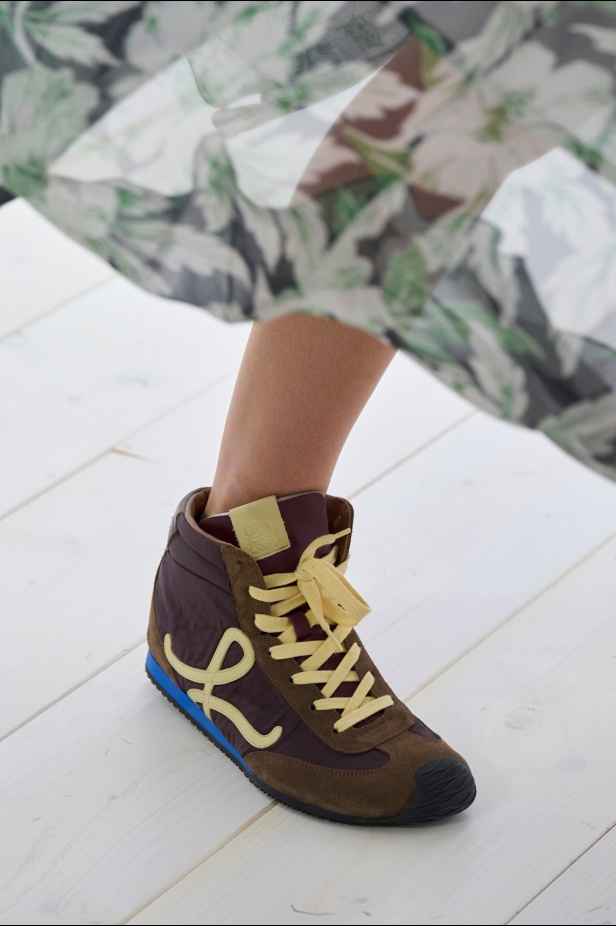 مجموعة Loewe تعريف للأناقة الكامنة في الاختزال 