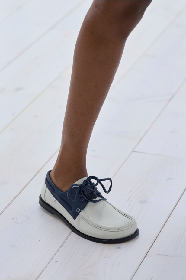 مجموعة Loewe تعريف للأناقة الكامنة في الاختزال 