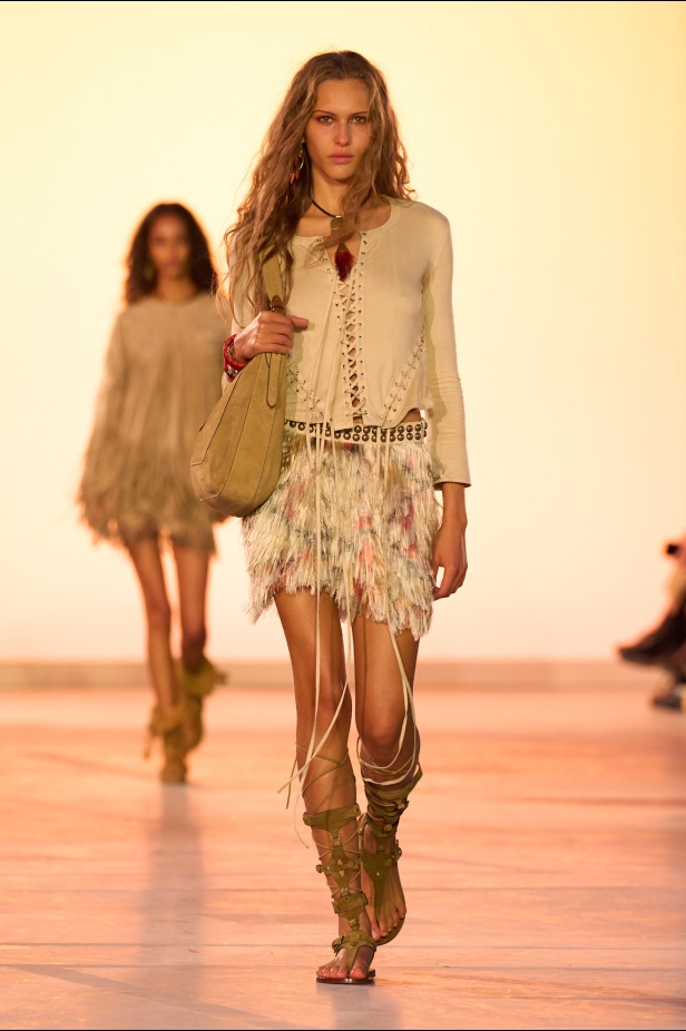 مجموعة Isabel Marant لربيع وصيف 2025 تحتضن الأسلوب البوهيمي 