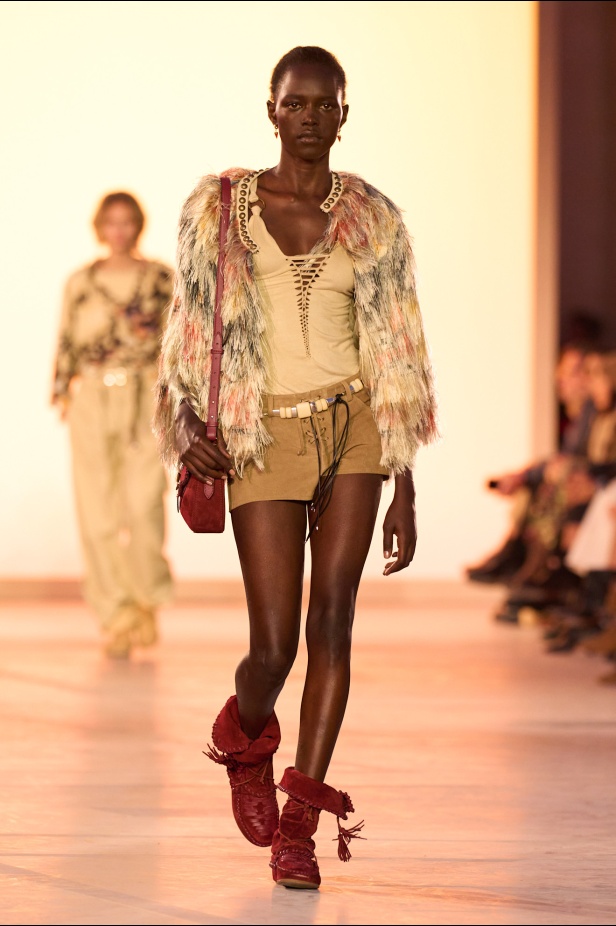 مجموعة Isabel Marant لربيع وصيف 2025 تحتضن الأسلوب البوهيمي 