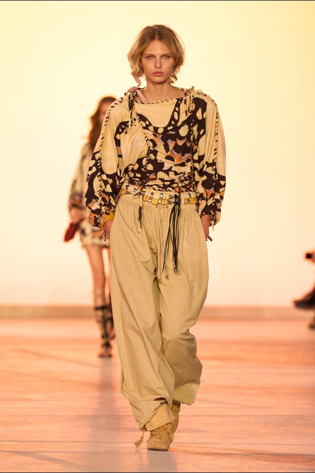 مجموعة Isabel Marant لربيع وصيف 2025 تحتضن الأسلوب البوهيمي 