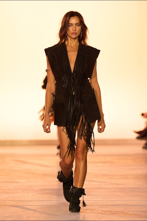 مجموعة Isabel Marant لربيع وصيف 2025 تحتضن الأسلوب البوهيمي 