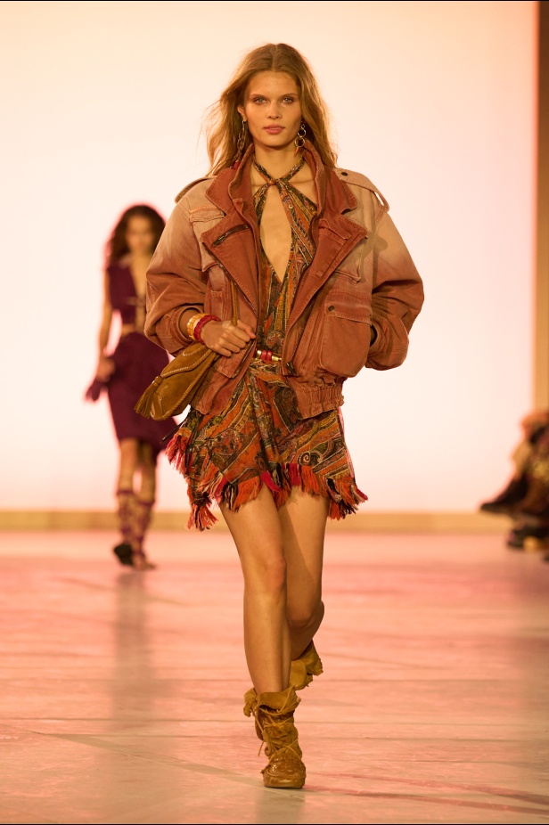 مجموعة Isabel Marant لربيع وصيف 2025 تحتضن الأسلوب البوهيمي 