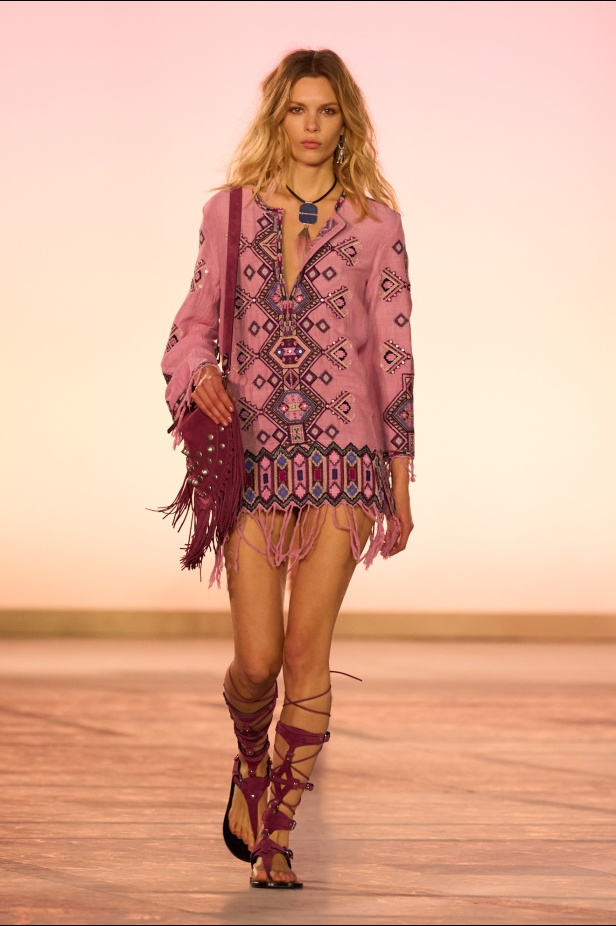 مجموعة Isabel Marant لربيع وصيف 2025 تحتضن الأسلوب البوهيمي 