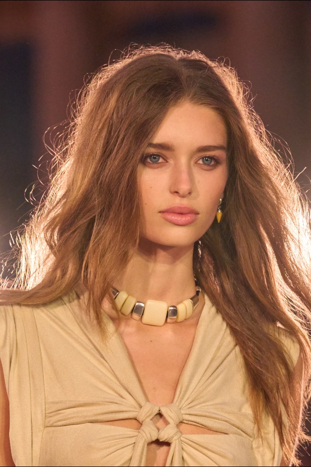 مجموعة Isabel Marant لربيع وصيف 2025 تحتضن الأسلوب البوهيمي 