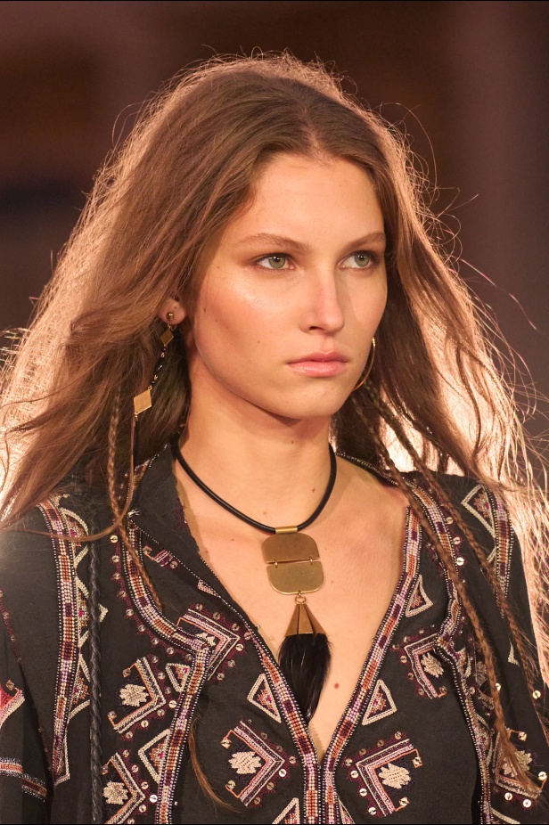 مجموعة Isabel Marant لربيع وصيف 2025 تحتضن الأسلوب البوهيمي 