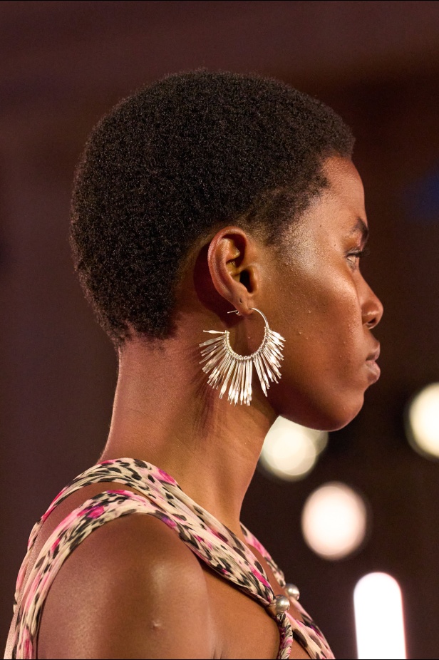 مجموعة Isabel Marant لربيع وصيف 2025 تحتضن الأسلوب البوهيمي 