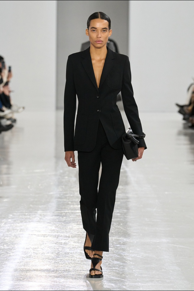 مجموعة ماكس مارا تجمع بين العلم والخيال