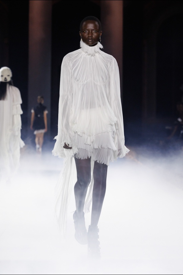 مجموعة Alexander McQueen لربيع وصيف 2024-2025