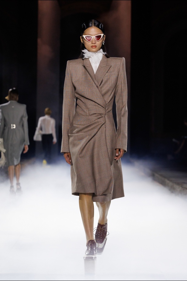 مجموعة Alexander McQueen لربيع وصيف 2024-2025