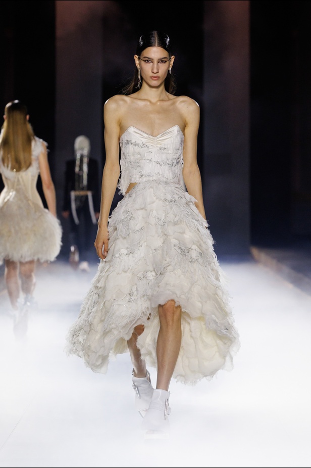 مجموعة Alexander McQueen لربيع وصيف 2024-2025