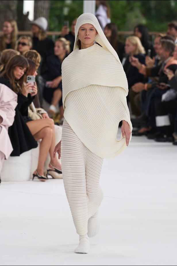 مجموعة Issey Miyake ربيع و صيف 2025