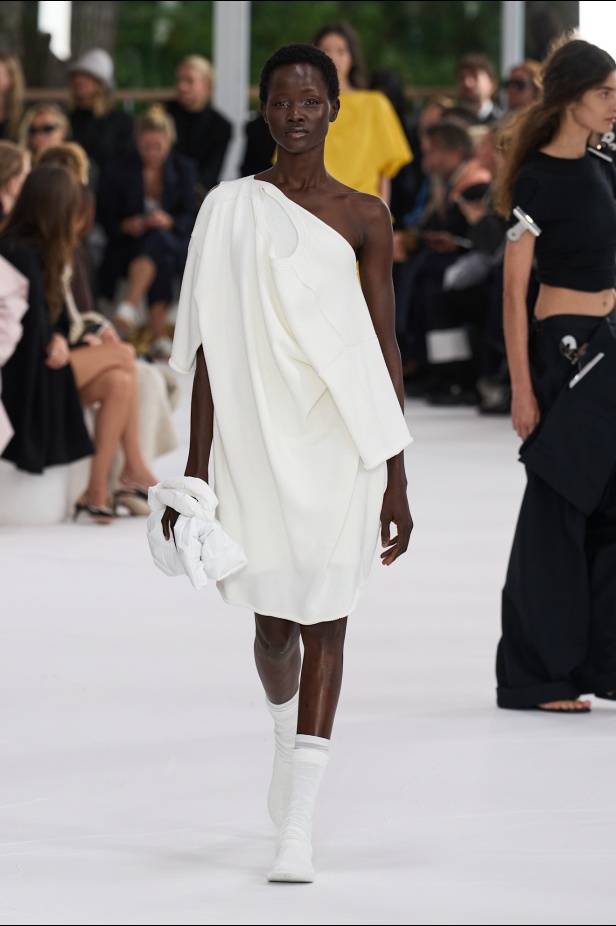 مجموعة Issey Miyake ربيع و صيف 2025