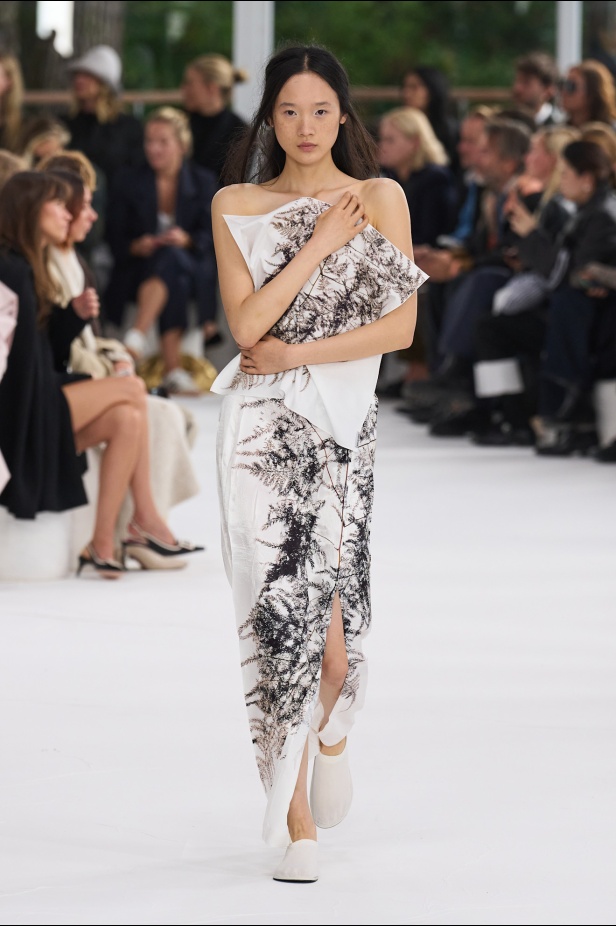 مجموعة Issey Miyake ربيع و صيف 2025