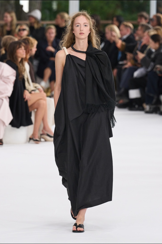 مجموعة Issey Miyake ربيع و صيف 2025