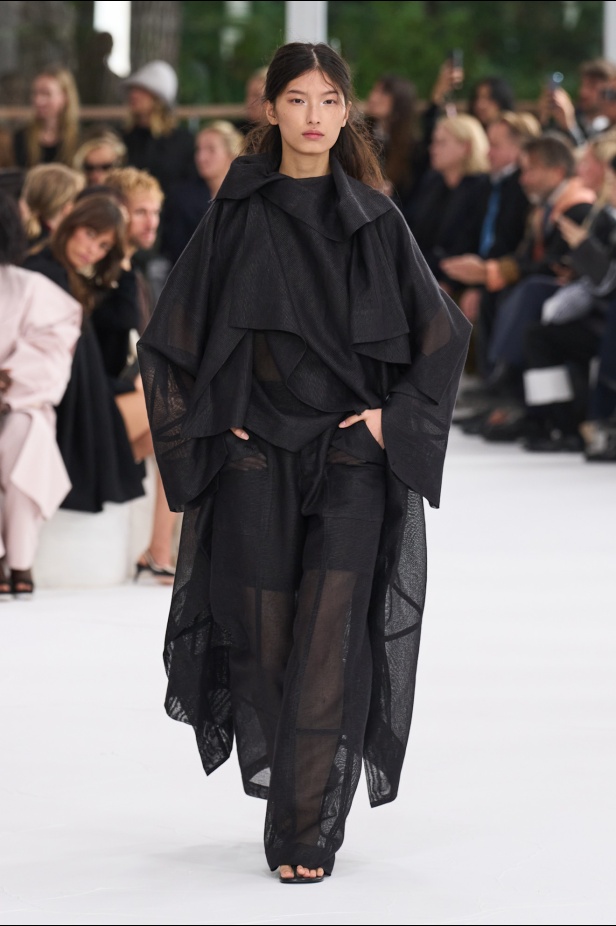 مجموعة Issey Miyake ربيع و صيف 2025