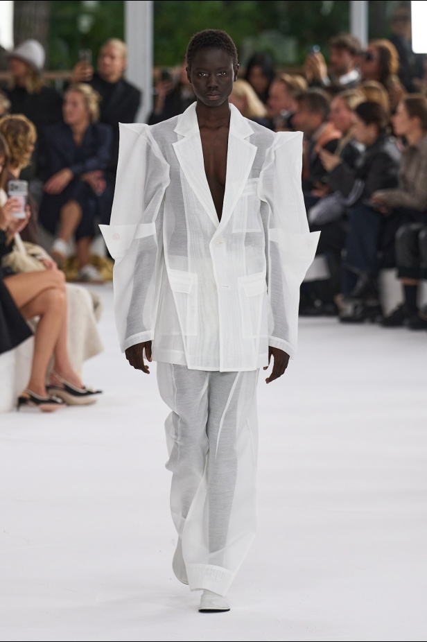 مجموعة Issey Miyake ربيع و صيف 2025