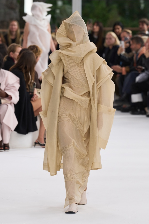 مجموعة Issey Miyake ربيع و صيف 2025