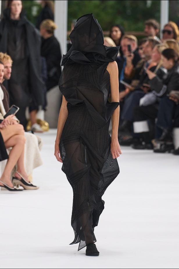 مجموعة Issey Miyake ربيع و صيف 2025