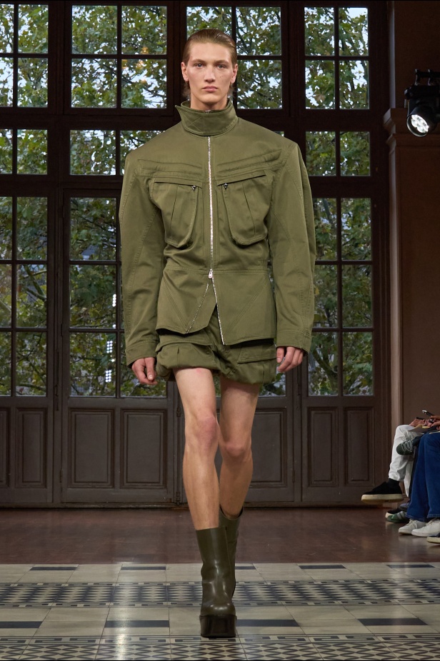 مجموعة موغلر لربيع وصيف 2025... رؤية فنية مستقبلية