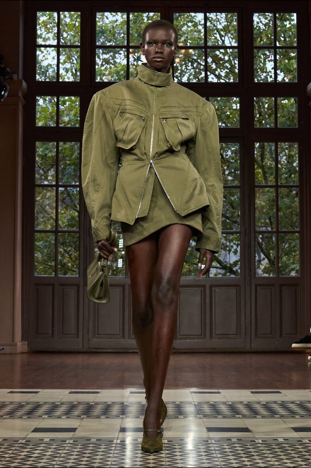 مجموعة موغلر لربيع وصيف 2025... رؤية فنية مستقبلية