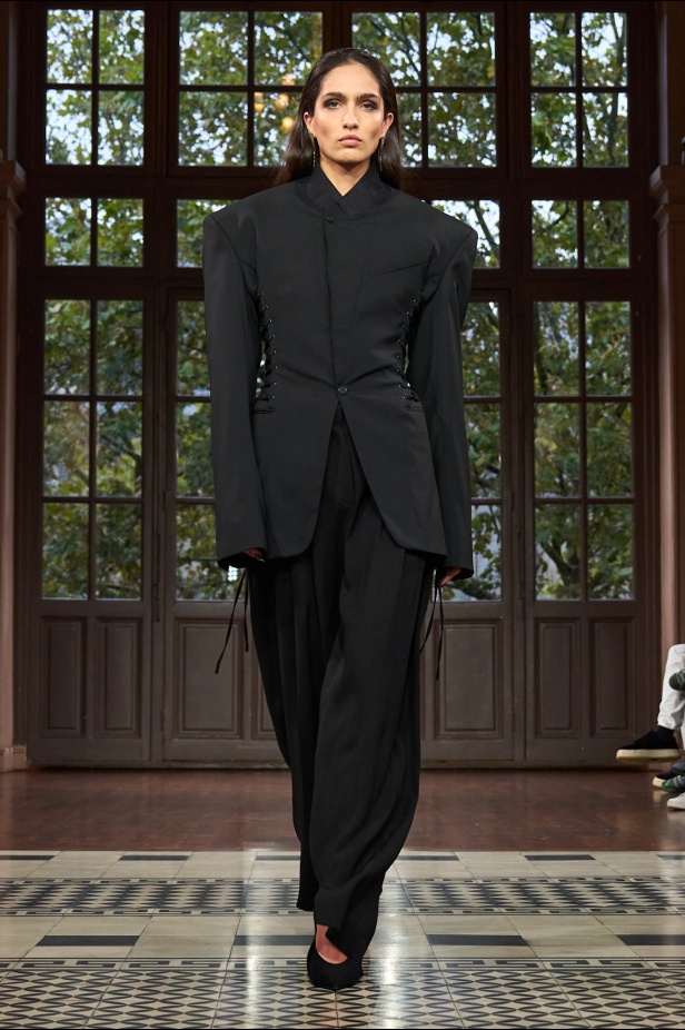 مجموعة موغلر لربيع وصيف 2025... رؤية فنية مستقبلية