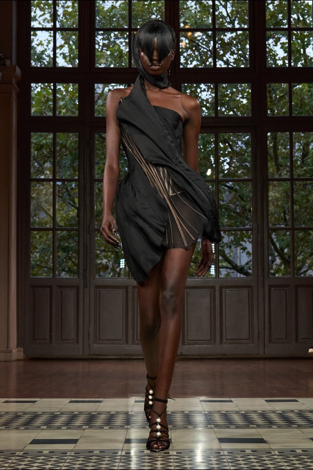 مجموعة موغلر لربيع وصيف 2025... رؤية فنية مستقبلية